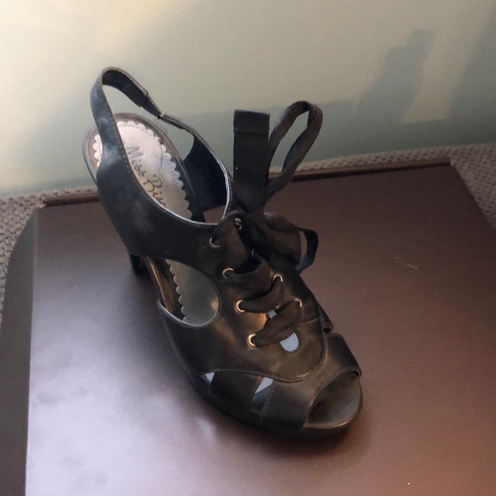 Miss Bisou sz 7 black heel
